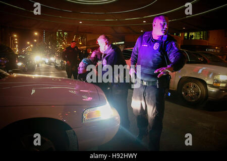 Indianapolis, Indiana, Stati Uniti d'America. Xii Nov, 2016. Manifestanti Anti-Trump tenere segni e marzo contro il presidente degli Stati Uniti, eleggere Donald Trump, e del suo compagno di squadra vice presidente eletto Mike Pence. I manifestanti che variava da musulmani, nero vive questione attivisti, membri della comunità LGBTQ, donne, immigrati e altri sono arrabbiati circa le politiche proposte da Trump, e che egli non era stato eletto dal voto popolare, ma sarà eletto dal collegio elettorale. Sette manifestanti sono stati arrestati durante il mese di marzo e a un certo punto la polizia utilizzati proiettili di gomma e pepe palle contro membri del Foto Stock