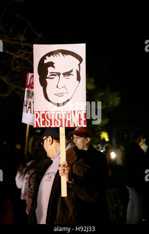 Indianapolis, Indiana, Stati Uniti d'America. Xii Nov, 2016. Manifestanti Anti-Trump tenere segni e marzo contro il presidente degli Stati Uniti, eleggere Donald Trump, e del suo compagno di squadra vice presidente eletto Mike Pence. I manifestanti che variava da musulmani, nero vive questione attivisti, membri della comunità LGBTQ, donne, immigrati e altri sono arrabbiati circa le politiche proposte da Trump, e che egli non era stato eletto dal voto popolare, ma sarà eletto dal collegio elettorale. Sette manifestanti sono stati arrestati durante il mese di marzo e a un certo punto la polizia utilizzati proiettili di gomma e pepe palle contro membri del Foto Stock