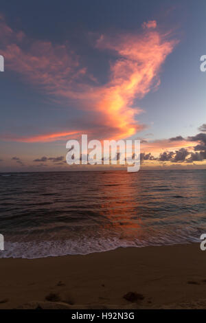 Beach Sunrise sulla North Shore di Oahu Hawaii Foto Stock