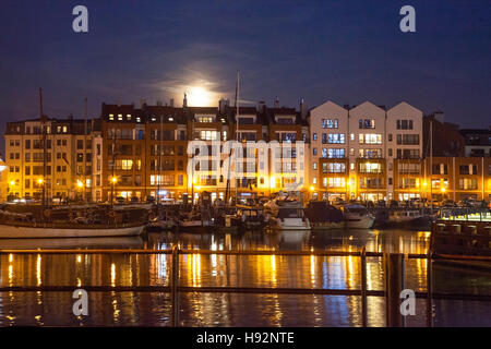 Vista della super moon rising sopra gli edifici lungo il fiume e le barche sul fiume Motlawa Danzica Polonia Foto Stock