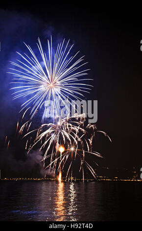 Fuochi d'artificio sul Lago di Garda, Limone sul Garda, Lombardia, Alto Adige, Italia. Foto Stock