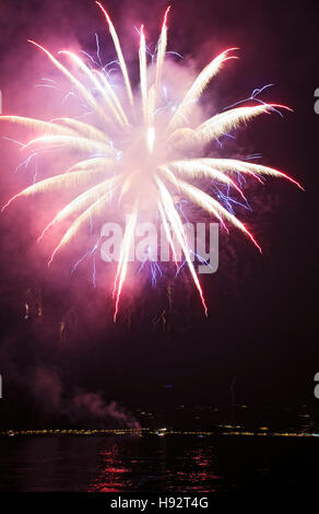 Fuochi d'artificio sul Lago di Garda, Limone sul Garda, Lombardia, Alto Adige, Italia. Foto Stock