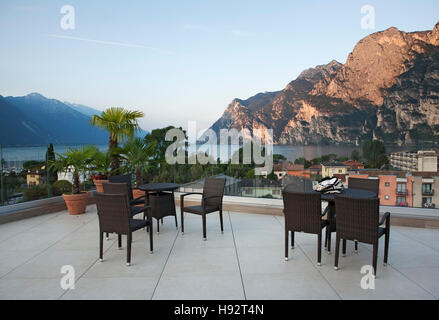 L'alba sul Lago di Garda dal tetto dell'hotel, Trentino, Alto Adige, Italia. Foto Stock