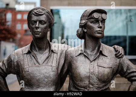 Le donne di acciaio scultura in bronzo al centro della città di Sheffield, dello scultore Martin Jennings. Foto Stock