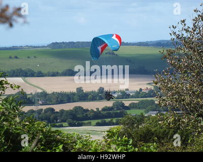 Parapendio volare sopra i campi Foto Stock