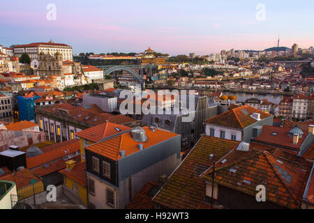 Vista sui tetti della città vecchia di Porto, Portogallo. Foto Stock