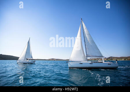 Barca a vela. Racing yacht nel Mare Egeo sul cielo blu sullo sfondo. Lo stile di vita di lusso. Foto Stock