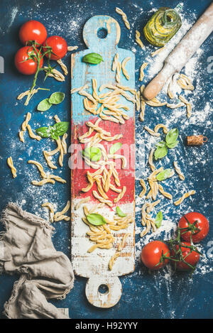 Casarecce italiano, ciliegia-pomodori, le foglie di basilico e olio di oliva a bordo Foto Stock