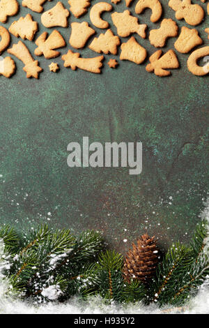 Sfondo di natale con gingerbread cookie e abete. Vista da sopra con lo spazio di copia Foto Stock