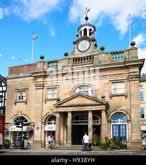 Il clocktower delle facce Buttercross giù Broad Street e fu costruito nel 1743 - 46 per sostituire il XVI secolo casa nuova. Foto Stock