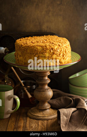 Torta al caramello con miele e panna glassa Foto Stock