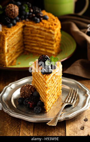 Torta al caramello con miele e panna glassa Foto Stock
