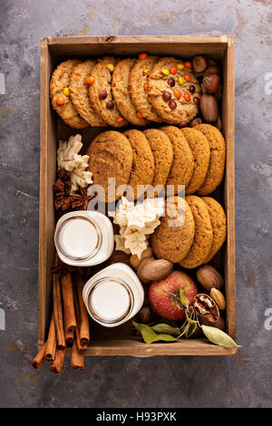 Scatola con varietà di caduta di cookie e bottiglie di latte Foto Stock