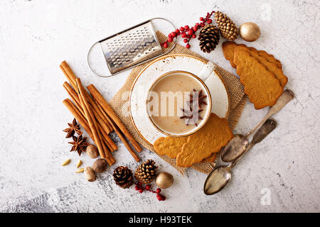 Masala tè in tazza di ceramica con spezie d'inverno Foto Stock