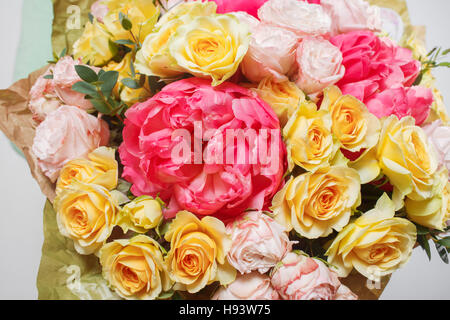 Ricco bouquet di fiori di diversi colori miscelati nella donna la mano . Foto Stock