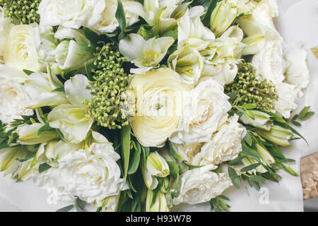 Ricco bouquet di fiori di diversi colori miscelati nella donna la mano . Foto Stock