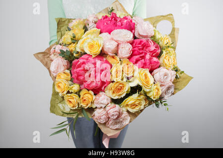 Ricco bouquet di fiori di diversi colori miscelati nella donna la mano . Foto Stock