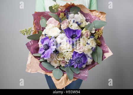 Ricco bouquet di fiori di diversi colori miscelati nella donna la mano . Foto Stock