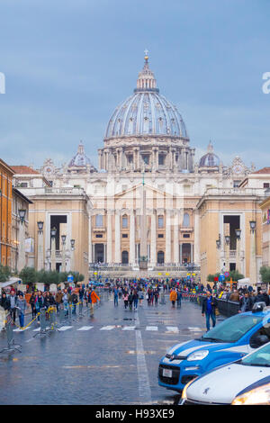 Auto della Polizia e sicurezza a Piazza San Pietro a Città del Vaticano Foto Stock