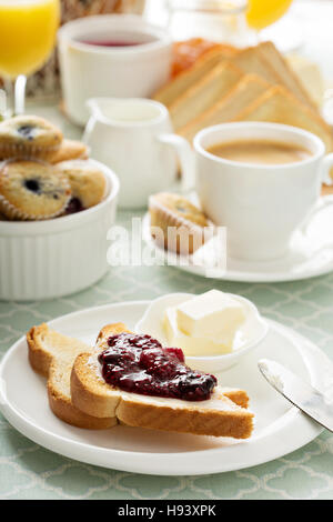 Luminosa e fresca prima colazione continentale nella tabella Foto Stock