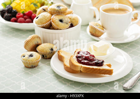 Luminosa e fresca prima colazione continentale nella tabella Foto Stock