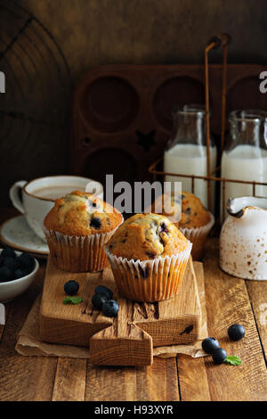 Pane appena sfornato muffin ai mirtilli in un ambiente rustico Foto Stock