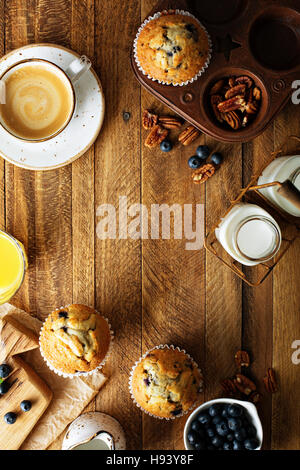 Pane appena sfornato muffin ai mirtilli in un ambiente rustico Foto Stock