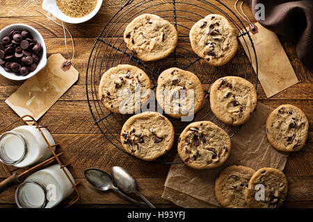 In casa i biscotti al cioccolato con latte Foto Stock