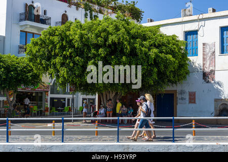 Le strette strade dello shopping di una élite costiere città turistica Agios Nikolaos sull'isola greca di Creta. Foto Stock