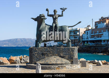 Creta, Grecia - Luglio 11, 2016: Europa-Statue sulla banchina di fronte al porto della città costiera di Agios Nikolaos. Foto Stock