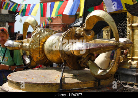 Giant Vajra all'entrata di Swayambhunath, noto anche come Tempio delle Scimmie. Kathmandu, Nepal. Foto Stock