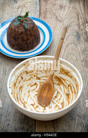 Pudding natalizio e la vaschetta di miscelazione con un cucchiaio di legno. Mescolare fino domenica Foto Stock