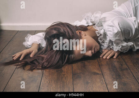 Morto donna readhead sul pavimento Foto Stock