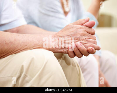 Inquadratura ravvicinata delle mani di un senior l uomo nella sua 80's Foto Stock