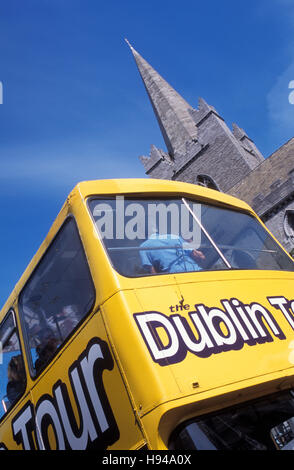 I turisti in un autobus di fronte la Cattedrale di San Patrizio, escursioni, tour in pullman, chiesa, Dublino, Irlanda Foto Stock