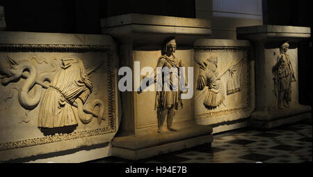 Il Hadrianeum o il Tempio di Adriano. Rappresentazione delle province romane e trofei di armi. Sollievo. Collezione Farnese. 2° secolo. A.D. Museo Archeologico Nazionale di Napoli. L'Italia. Foto Stock