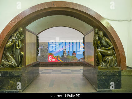 Le sculture in bronzo su ciascun lato del marble arch nella Piazza della Rivoluzione Stazione della Metropolitana Foto Stock