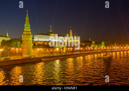 In serata il Cremlino di Mosca e il fiume Moskva diventare golden dovuta alla città luminosa illuminazione, Russia. Foto Stock