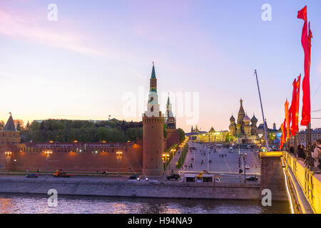 La vista su illuminato quadrato rosso dal Bolshoy Moskvoretsky bridge Foto Stock