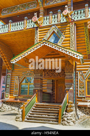 La veranda in legno del Tsar's Palace con il colorato scolpiti patterns, colonne con travi di legno e scale, sculture tradizionali, Izmailovsky Cremlino, Mos Foto Stock