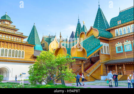 La Scenic portico del palazzo di legno dello zar Alexei Mikhailovich con la tettoia figurato, coperta con tegole Foto Stock