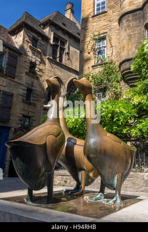 Statua di tre oche a Sarlat (Sarlat-La-Caneda) in Peigord in Dordogna nel Nouvelle-Aquitaine regione della Francia. Foto Stock