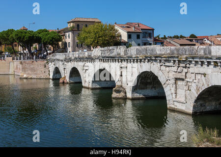 Il Ponte di Tiberio (Ponte di Tiberio o Ponte di Augusto) è un ponte romano a Rimini sulla costa Adriatica. Foto Stock