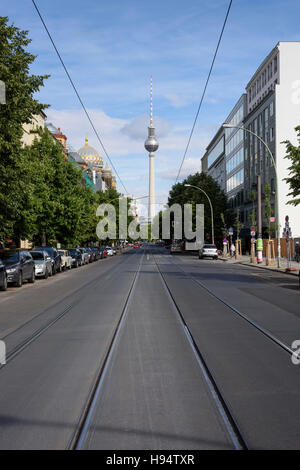 Berlino. Germania. Oranienburger Straße, vista verso la Fernsehturm (torre della TV). Foto Stock