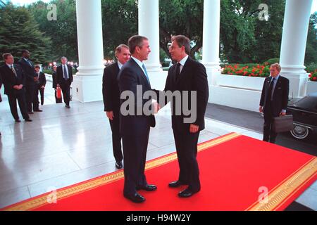 Stati Uniti Il Presidente George W Bush saluta il Primo Ministro britannico Tony Blair alla Casa Bianca a Nord Portico Settembre 20, 2001 a Washington, DC. Foto Stock