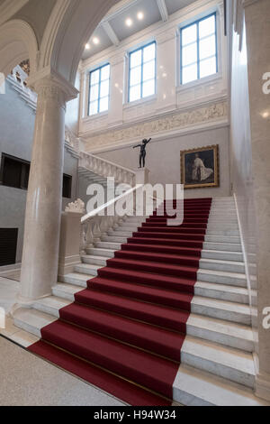 Scala all'interno di Alte Nationalgalerie sull isola dei musei di Berlino, Germania Foto Stock