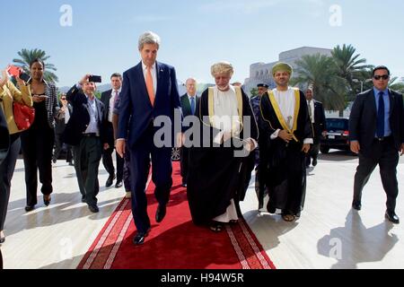 Omani Ministro degli Esteri Yusuf bin Alawi accompagnatrici U.S. Il segretario di Stato John Kerry come egli arriva presso il Ministero degli Affari Esteri il 14 novembre 2016 in Muscat Oman. Foto Stock