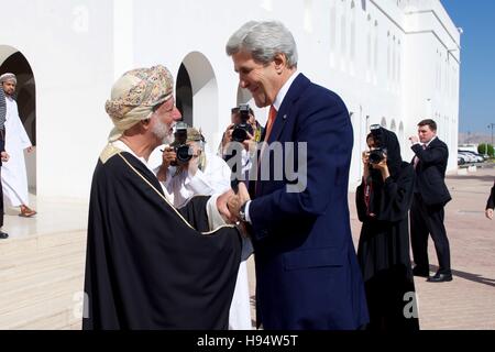 Stati Uniti Il segretario di Stato John Kerry saluta Omani Ministro degli Esteri Yusuf bin Alawi al momento del suo arrivo presso il Ministero degli Affari Esteri il 14 novembre 2016 in Muscat Oman. Foto Stock