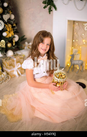 Bambina tenendo una gabbia decorativa Foto Stock