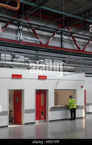 Un singolo lavoratore attende presso l'Ufficio dei trasporti la ricezione in un nuovo ufficio postale ufficio di smistamento nel sud dell'Inghilterra, Regno Unito Foto Stock